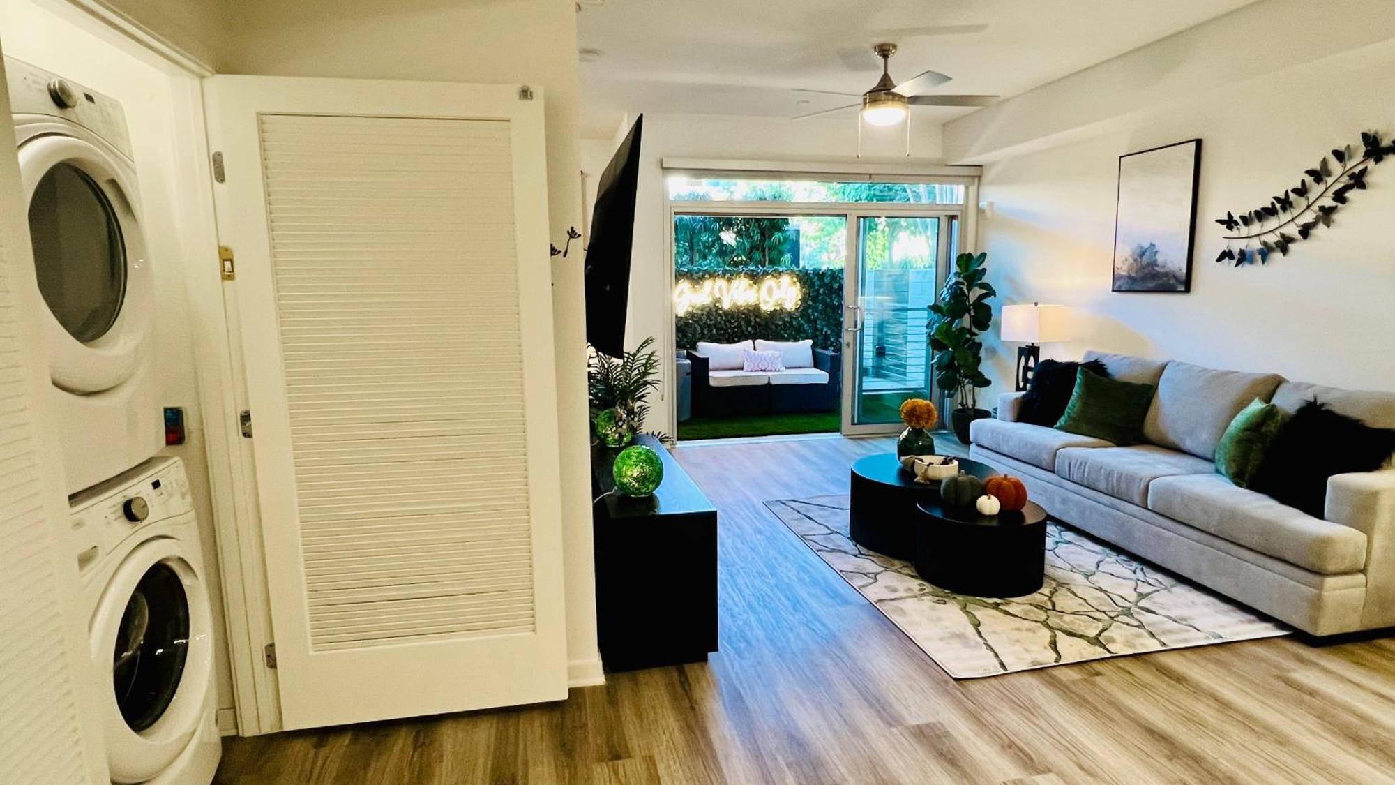 Luxury Open Bd W Pool, Parking, & Wd 133 *